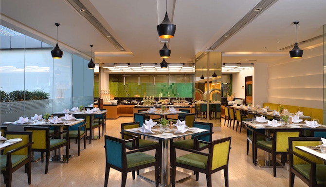 Country Inn and Suites by Radisson, Bengaluru Hebbal Road - Coffee Shop at Mosaic Restaurant