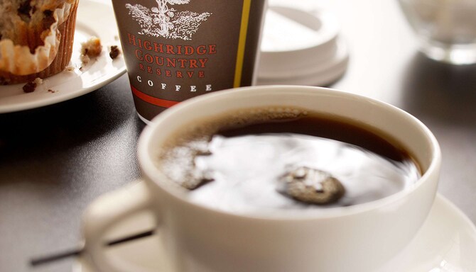 En kopp färskt varmt kaffe