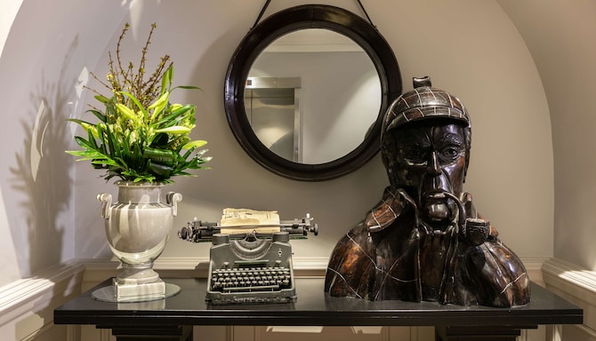 Holmes Hotel London - Holmes Hotel Decor Sherlock