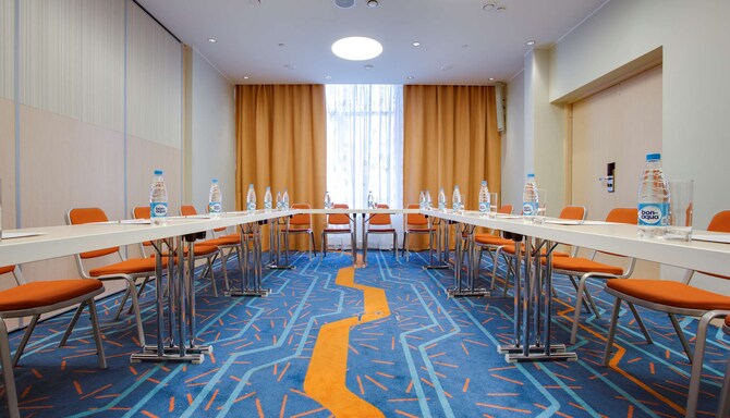 Park Inn by Radisson, Astrakhan — зал для мероприятий с П-образной рассадкой