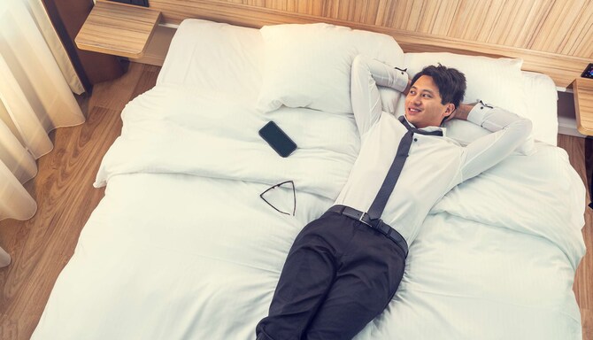 Marca Park Inn - Imagen de hombre asiático en la cama