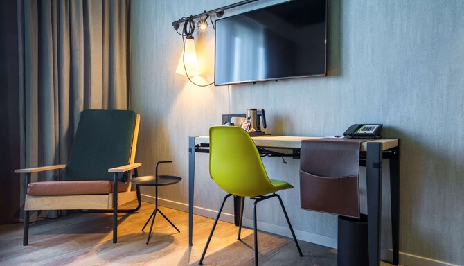 Park Inn by Radisson Brussels Airport – Standaard kamer bureau en stoelen