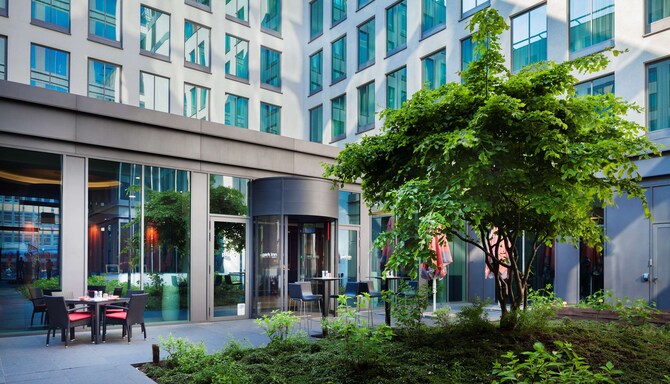 Park Inn By Radisson Brussels Midi, Brussels - Hotel s Courtyard