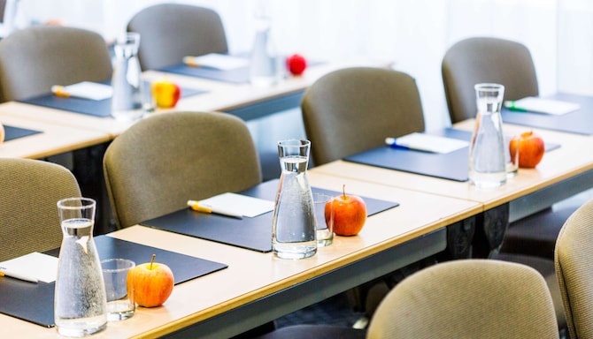 Park Inn by Radisson i Tallinn sentrum – møterom i klasseromstil, bord