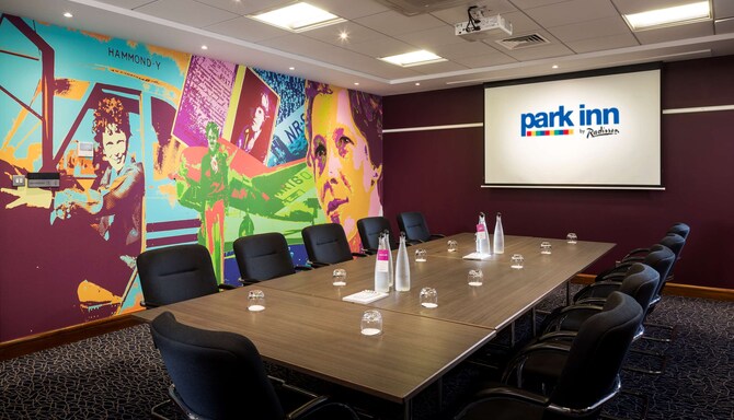 Park Inn by Radisson Hotel amp; Conference Centre London Heathrow – Boardroom-Bestuhlung