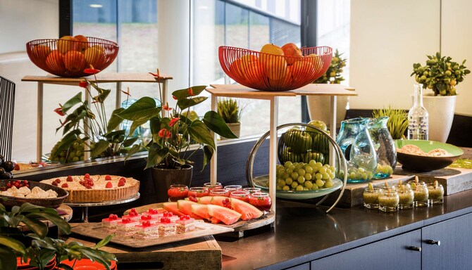 Park Inn by Radisson Leuven - Restaurant, buffet de gâteaux et fruits