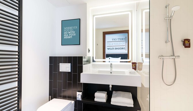 Park Inn by Radisson Poznan — pokój Standard — łazienka