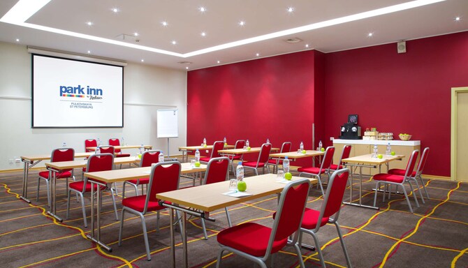 Park Inn by Radisson Pulkovskaya Hotel amp; Conference Centre St Petersburg – Tagungsraum – Parlamentarische Bestuhlung