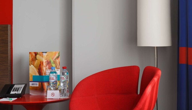 Park Inn by Radisson, Sheremetyevo Airport Moscow — кресло и бесплатная вода в номере