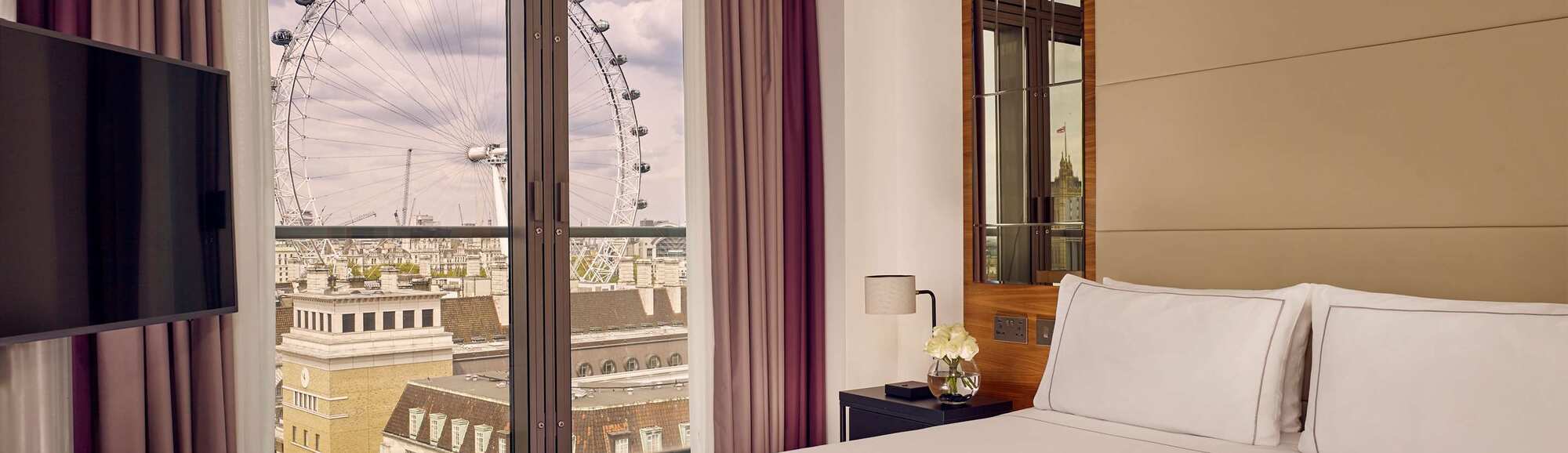 Park Plaza County Hall London - Junior Suite with London Eye view – bedroom