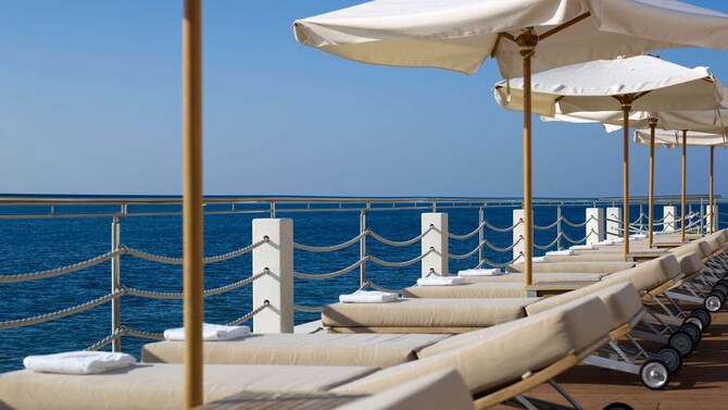 Park Plaza Histria Pula – Liegestühle am Meer
