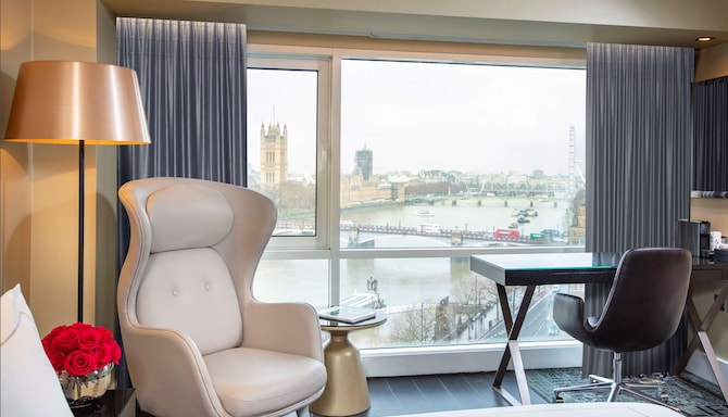 Park Plaza London Riverbank - GBRIVER Rooms Executive Room Double River View Bedroom