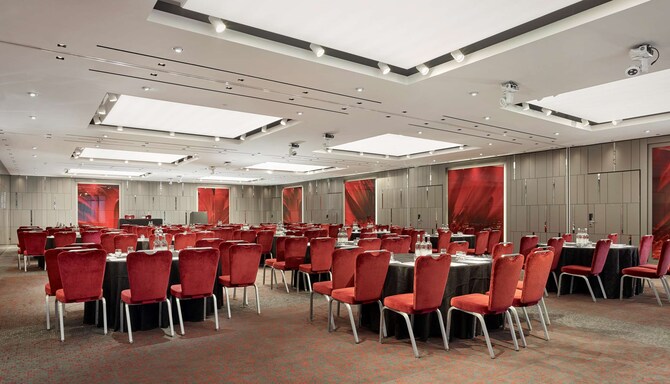 Park Plaza London Riverbank - City suites meeting room with cabaret setup