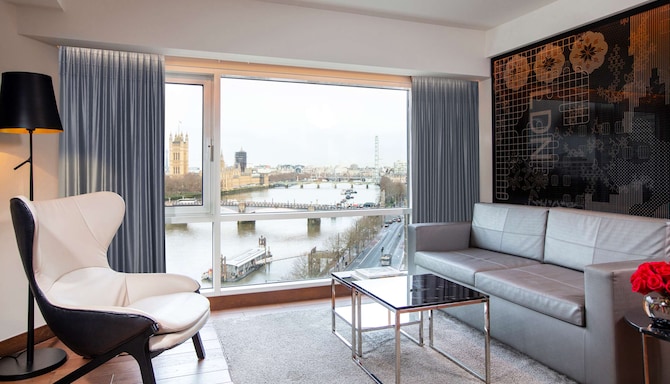 Park Plaza London Riverbank - One Bedroom Suite River View and Kitchenette lounge
