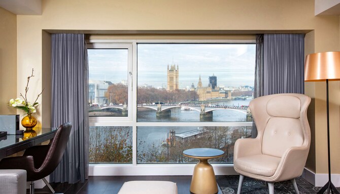 Park Plaza London Riverbank - One Bedroom Suite River View lounge