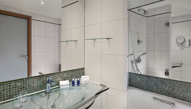 Park Plaza Victoria London - Superior Bathroom