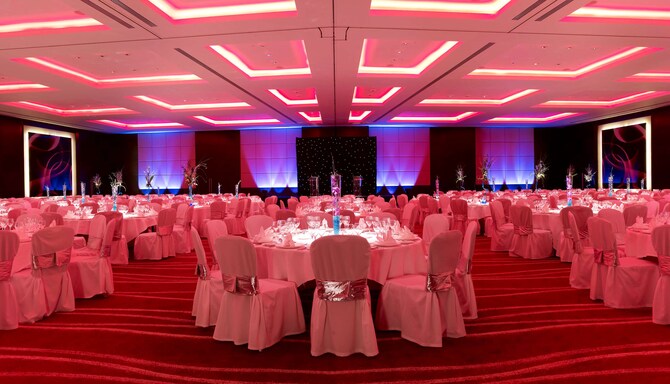 Park Plaza Westminster Bridge London - Cena con illuminazione nei toni del rosso nel salone Westminster