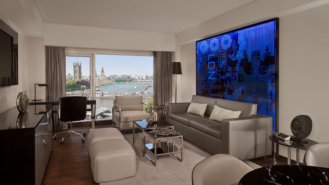 Plaza on the River, London - Bedroom Suite Living Room