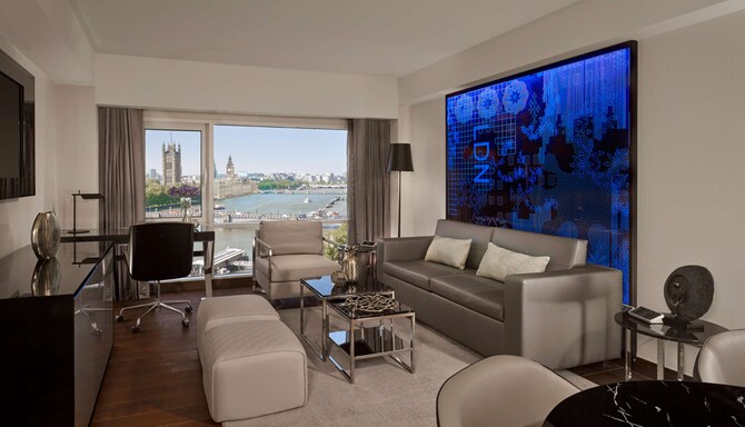 Plaza on the River, London - Bedroom Suite Living Room