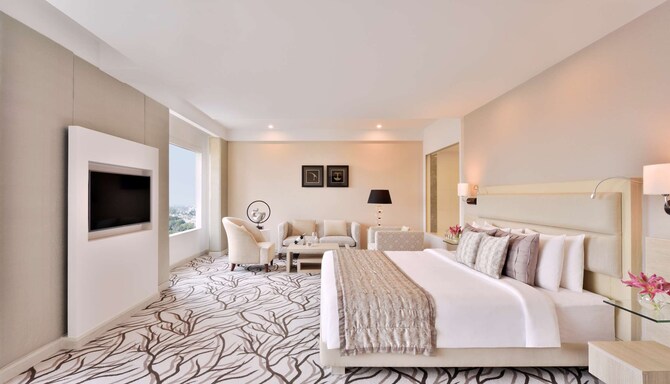 Radisson Blu Bengaluru Outer Ring Road - Presidential Suite Bedroom