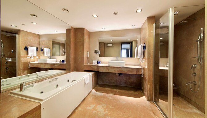 Radisson Blu Conference & Airport Hotel, Istanbul - Suite Bathroom