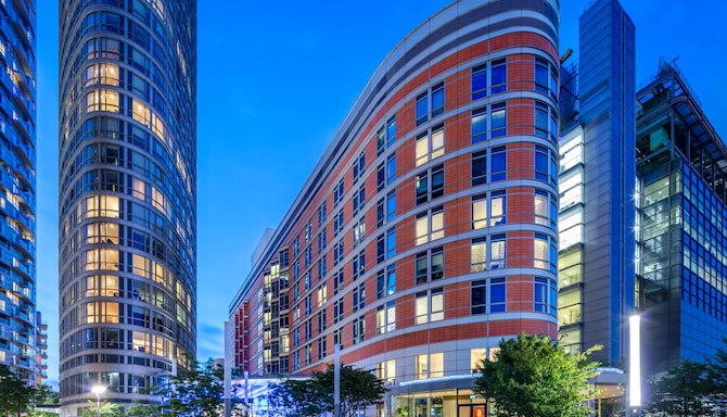 Radisson Blu Edwardian New Providence Wharf Hotel - New Providence Wharf Exterior Restaurant Night