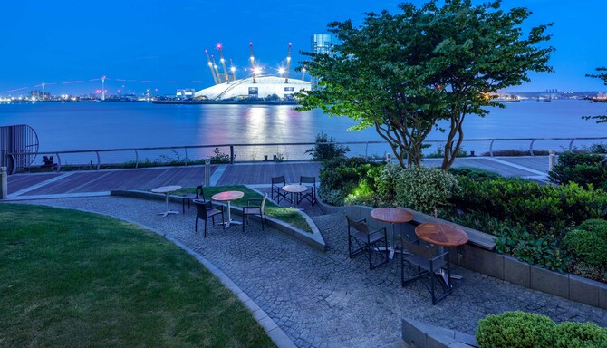 Radisson Blu Edwardian New Providence Wharf Hotel - New Providence Wharf Restaurant Terrace night