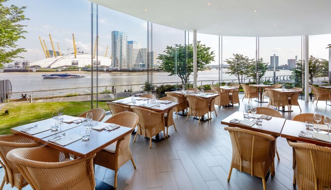 Radisson Blu Edwardian New Providence Wharf Hotel - New Providence Wharf Restaurant Scoff and Banter Terrace