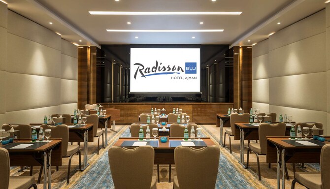 Radisson Blu Hotel, Ajman – Tagungsraum – Parlamentarische Bestuhlung