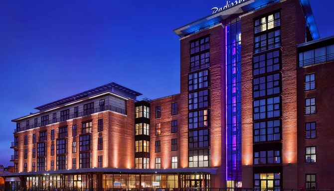 Radisson Blu Hotel Belfast - Hotel exterior dusk