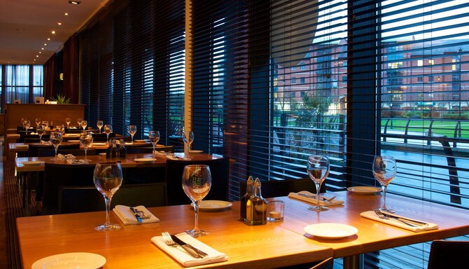 Radisson Blu Hotel Belfast - Restaurant Dinner Table
