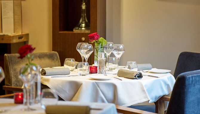 Radisson Blu Hotel Champs Elysees, Paris - Restaurant Table