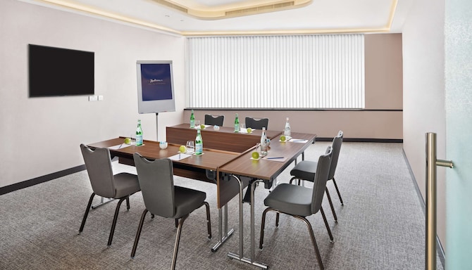 Radisson Blu Hotel, Dubai Canal View - Meeting room