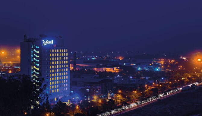 Radisson Blu Hotel Greater Noida - Exterior