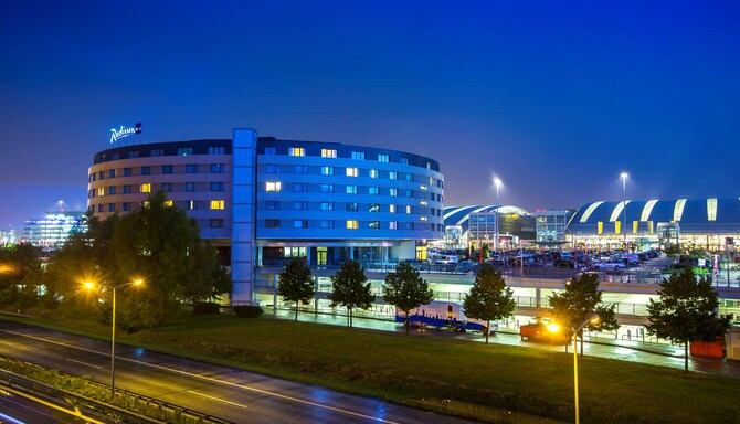 Radisson Blu Hotel, Hamburg Airport – Außenansicht des Hotels bei Nacht