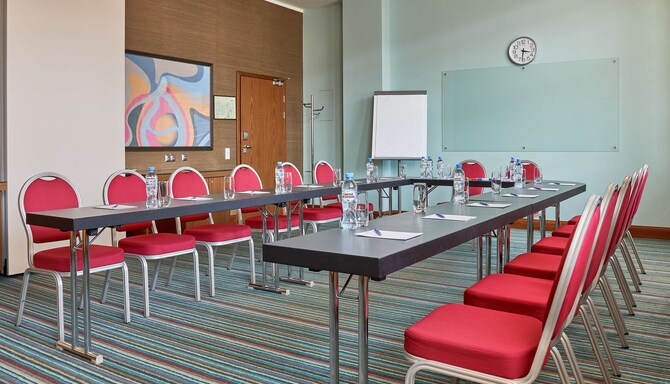 Radisson Hotel, Kaliningrad — стол П-образной формы в зале для мероприятий