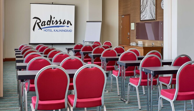 Radisson Hotel, Kaliningrad — столы в стиле классной комнаты в зале для мероприятий