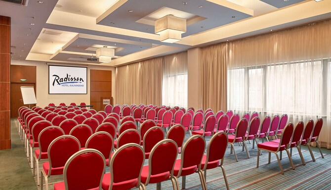 Radisson Hotel, Kaliningrad — зал для мероприятий с аудиторной рассадкой