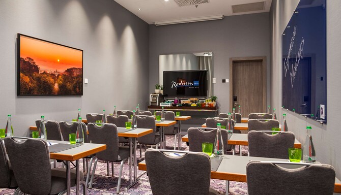 Radisson Blu Hotel, Kyiv – Besprechungsraum – Parlamentarische Bestuhlung