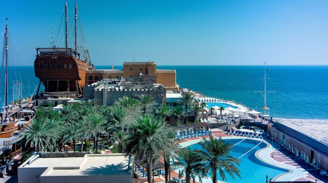 Radisson Blu Hotel, Kuwait - Pool area
