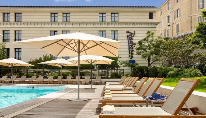 Radisson Blu Hotel, Marseille Vieux Port - Sunbeds by the Pool