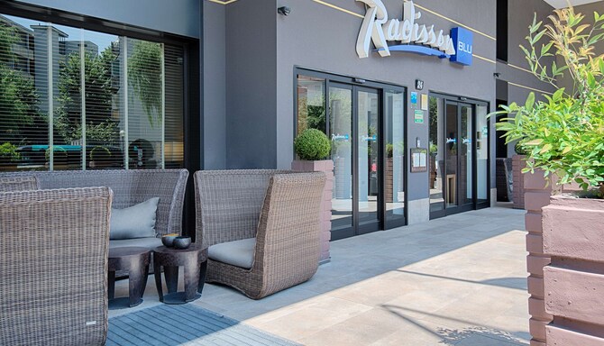 Radisson Blu Hotel Milan - Hotel Exterior Entrance