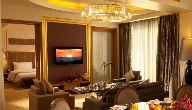Radisson Blu Hotel Nagpur - Deluxe Suite