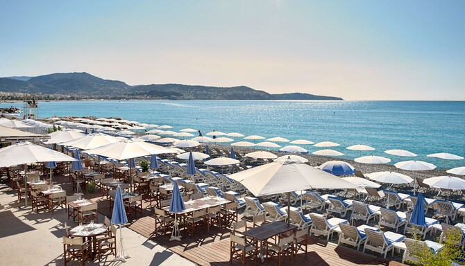 Radisson Blu Hotel i Nice – solsenger og spisebord