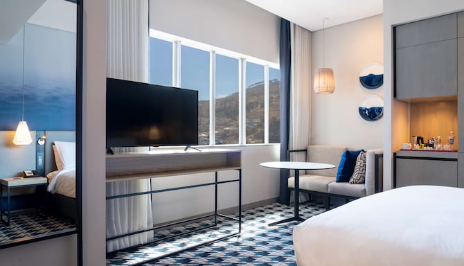 Radisson Blu Hotel & Residence, Cape Town - Premium Room - Mountain View
