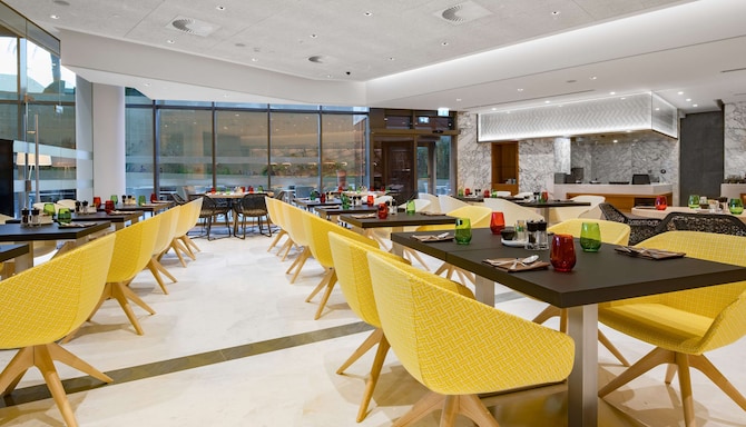 Radisson Blu Hotel & Residence, Riyadh Diplomatic Quarter - Restaurant Larder
