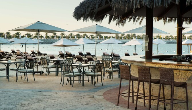 Radisson Blu Hotel & Resort, Abu Dhabi Corniche - Beach Bar