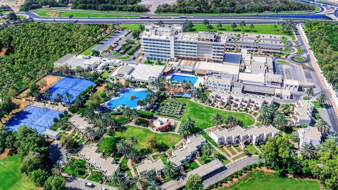Radisson Blu Hotel & Resort, Al Ain - Hotel Exterior Bird's Eye View