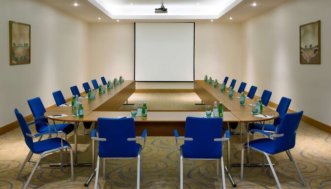 Radisson Blu Hotel, Riyadh - Salle de réunion, disposition en U