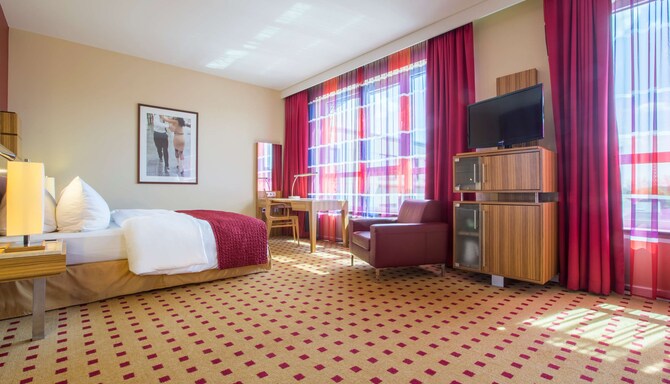 Radisson Blu Hotel, Rostock - Superior Zimmer - Blick auf Stadt und Hafen